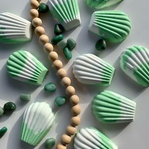 Shell Bath bomb with Green Aventurine Crystal